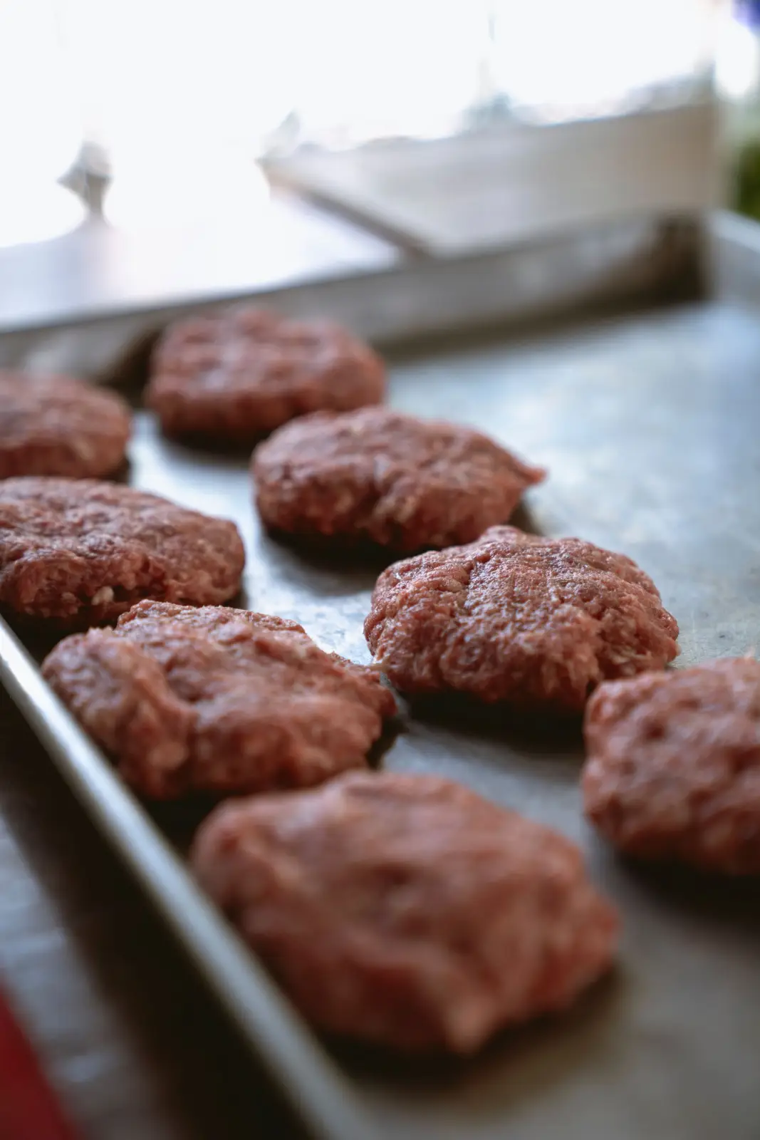 Hamburgueses fresques preparades en una safata